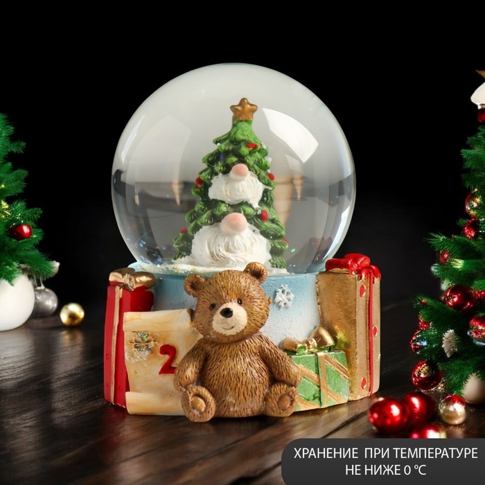 Сувенир полистоун водяной шар Сувенир полистоун водяной шар "Ёлка с гномами" 7х8х9 см