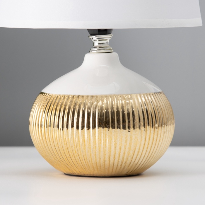 Настольная лампа с абажуром RISALUX «Брон», Е14, 40 Вт, бело-золотой, 18×18×27 см Настольная лампа с абажуром RISALUX «Брон», Е14, 40 Вт, бело-золотой, 18×18×27 см