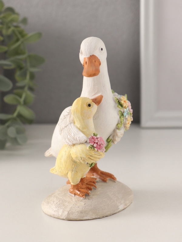Сувенир полистоун Сувенир полистоун "Утка с утёнком с букетами цветов" 8х8х13 см