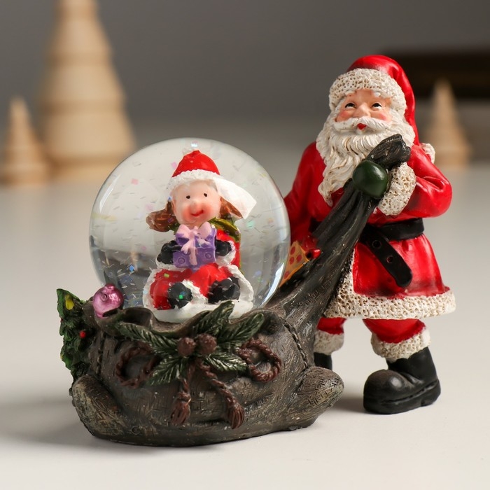 Сувенир полистоун водяной шар Сувенир полистоун водяной шар "Дед Мороз с мешком подарков и помощницей" 10,5х6х8,5 см