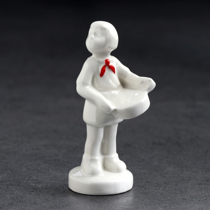 Статуэтка фарфоровая  Статуэтка фарфоровая "Пионерка", авторская роспись
