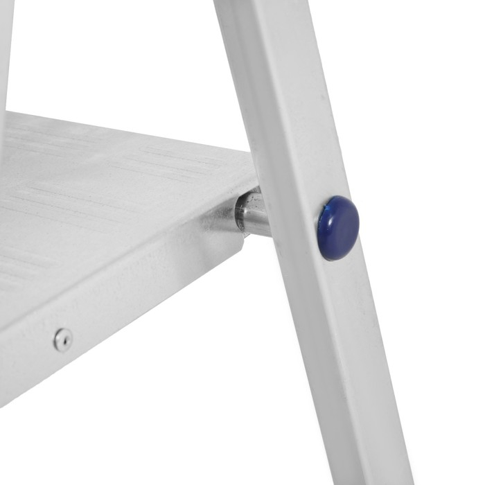 Стремянка ТУНДРА, алюминиевая, с органайзером, 3 ступени, 600 мм Стремянка ТУНДРА, алюминиевая, с органайзером, 3 ступени, 600 мм