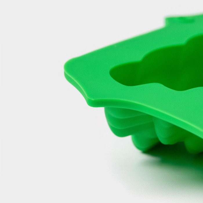 Форма для выпечки новогодняя Доляна &laquo;Ёлки&raquo;, силикон, 31,5&times;19&times;3 см, 5 ячеек (10&times;8,8&times;3 см), цвет зелёный