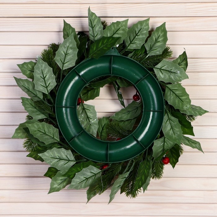 Венок новогодний d- 30 см  Венок новогодний d- 30 см "Уютная сказка" крупные листья и ягоды