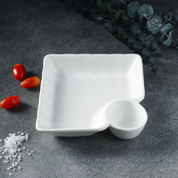 Блюдо фарфоровое с соусником Magistro «Бланш», соусник 60 мл, 18,5×17,5×4 см, цвет белый
