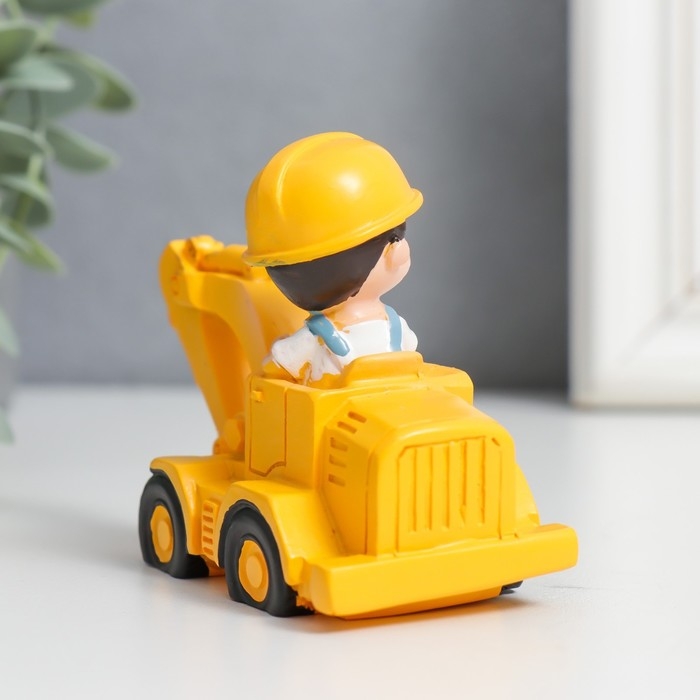 Сувенир полистоун  Сувенир полистоун "Малыш-строитель на экскаваторе" 7,5х4х7,7 см