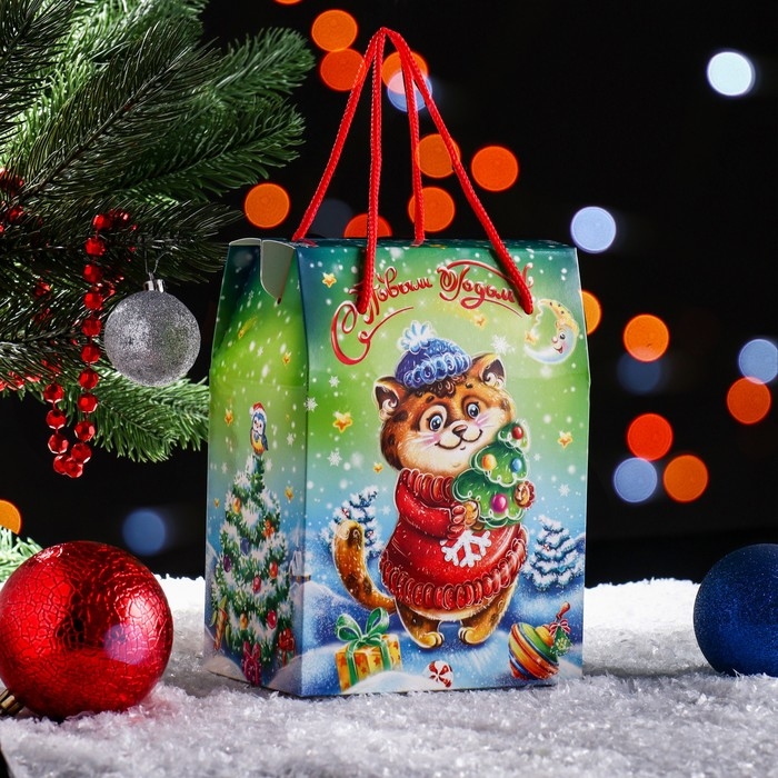 Новый год. Подарочная коробка Новый год. Подарочная коробка "Котик в лесу" 15 х 10 х 20,5 см.