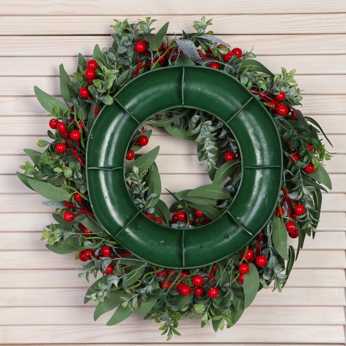 Венок новогодний d- 35 см  Венок новогодний d- 35 см "Уютная сказка" листья зелень ягоды
