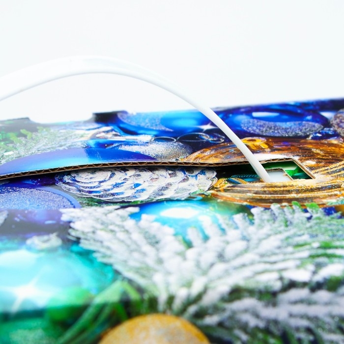 Новый год. Подарочная коробка Новогодняя Коробка большая подарочная с пластиковой ручкой Новый год. Подарочная коробка Новогодняя Коробка большая подарочная с пластиковой ручкой "Блеск" 285х140х330 мм.