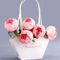 Сумка для цветов тиснение белая, &laquo;Самой прекрасной&raquo;, влагостойкая, 23&times;15&times;9 см