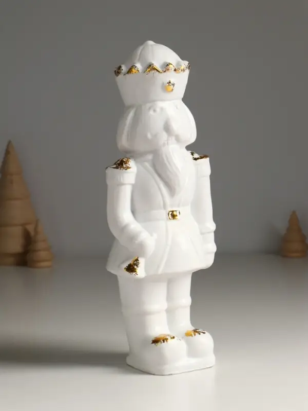 Фигура "Щелкунчик" 24х10х7,5 см, белый с позолотой