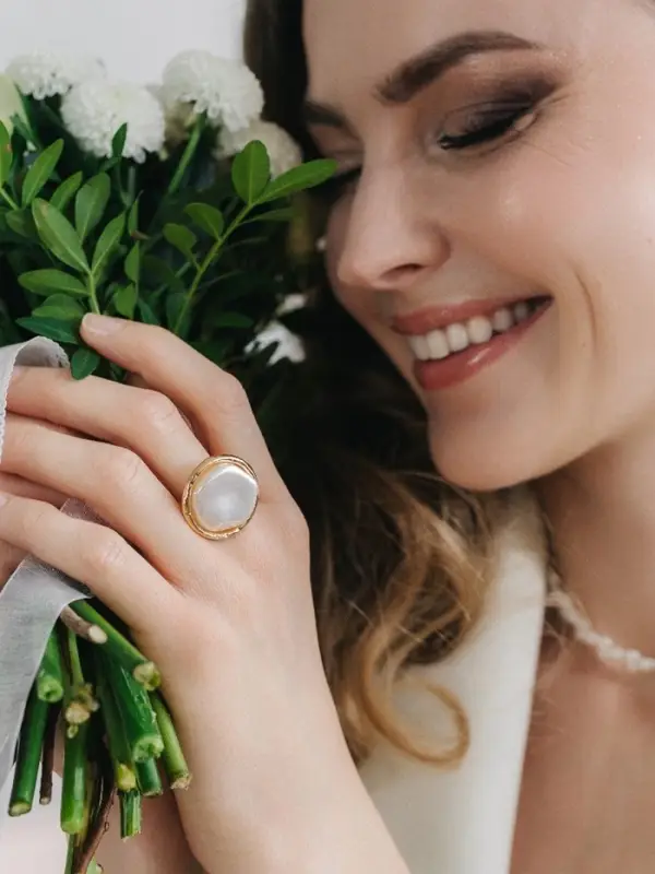 Кольцо &laquo;Перламутр&raquo;, круг, белое в золоте, безразмерное