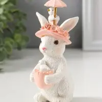 Сувенир полистоун "Белая зайка в розовой цветочной шляпке с зонтиком и цыплятами" 14,5 см
