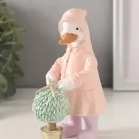 Фигурка полистоун &laquo;Утка в дождевике стрижёт цветок&raquo;, 9&times;6.5&times;14.5 см