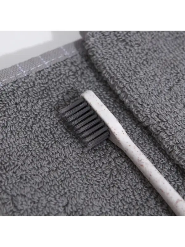 Зубная щетка мягкая, в тубе, белая