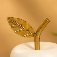 Сувенир "Яблоко с золотым листом" 10х10х12 см, цв. матовый белый