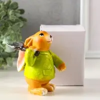 Сувенир полистоун "Зайчик с лопатой, в зелёном пальто" 6х7,5х9,5 см Сувенир полистоун "Зайчик с лопатой, в зелёном пальто" 6х7,5х9,5 см