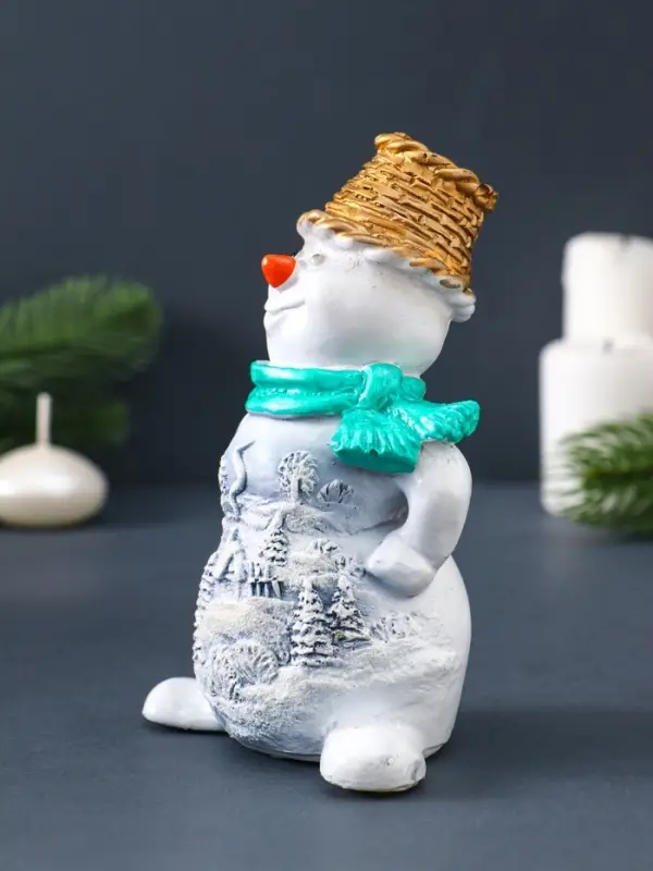 Свеча фигурная "Снеговик в золотом колпаке" 8,5х5,5х14 см