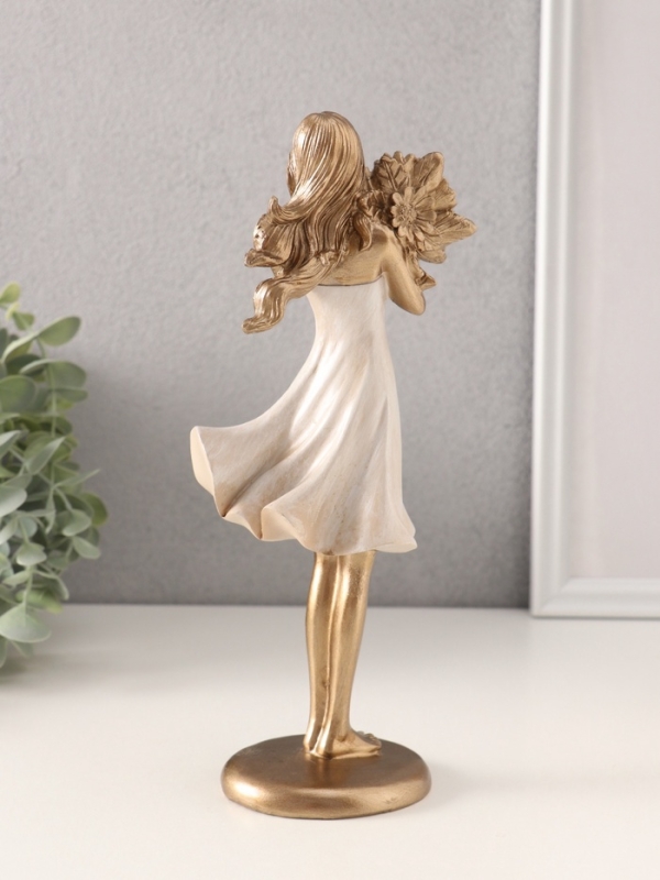 Сувенир полистоун  Сувенир полистоун "Девушка с охапкой подсолнухов" 9,5х7х23,5 см