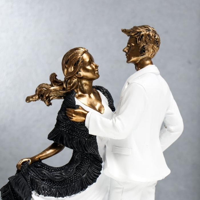 Сувенир полистоун Сувенир полистоун "Влюблённые в белой одежде, с палантином" 25х10х13 см