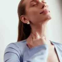 Серьги &laquo;Сердечки перламутровые&raquo;, белые в золоте