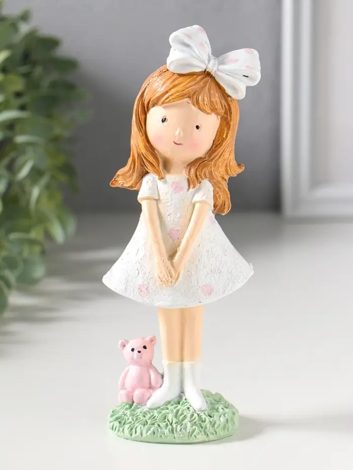 Сувенир полистоун "Малышка в платье в горох, с бантом в волосах, с мишкой" 6,5х4,5х16,8 см   1092990