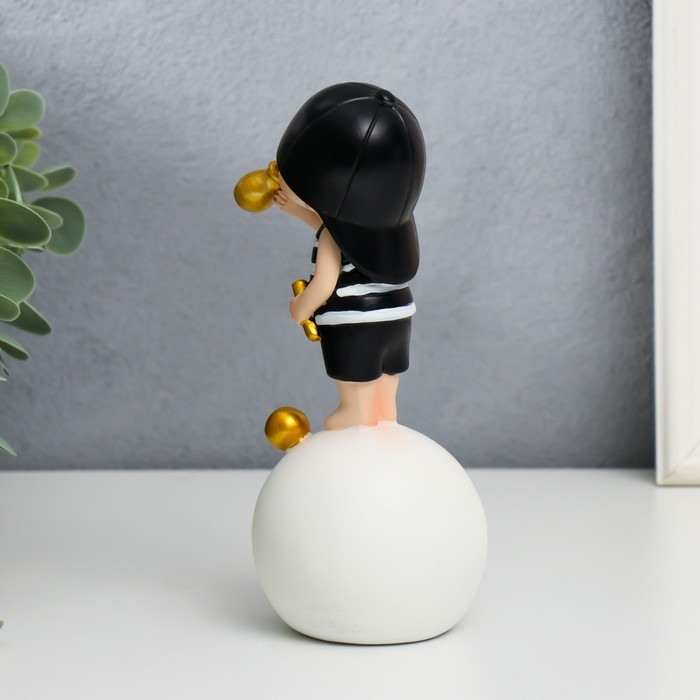 Сувенир полистоун  Сувенир полистоун "Малыш в чёрной кепке, с золотым пузырём на шаре" 15х7х7 см