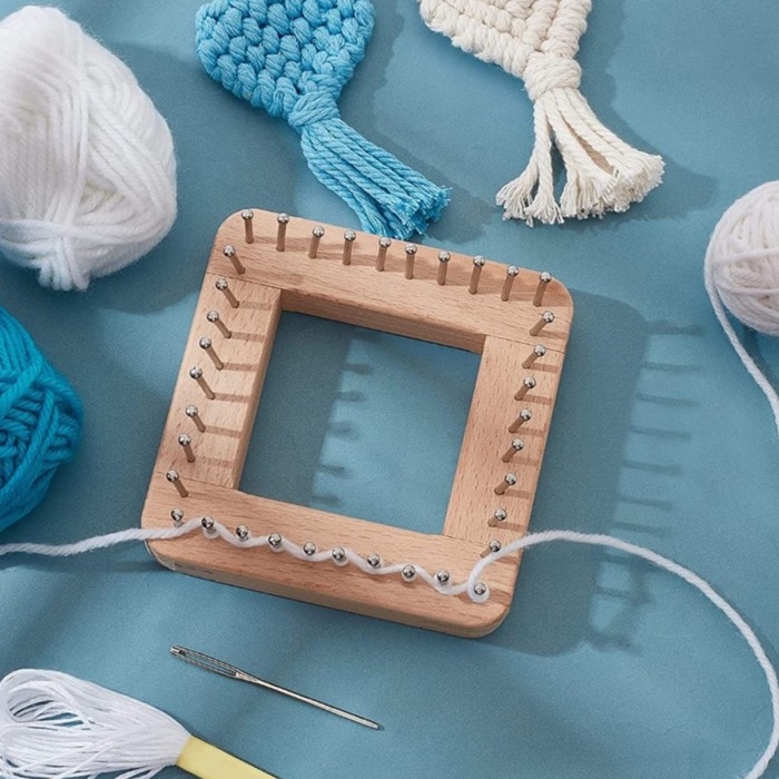 Устройство для плетения, деревянное, с металлическими штырями, 20 × 20 × 3,5 см Устройство для плетения, деревянное, с металлическими штырями, 20 × 20 × 3,5 см
