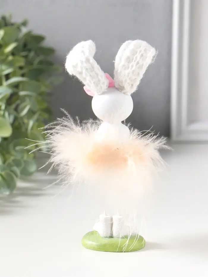 Сувенир полистоун "Заюшка с розовым бантиком в пуховой юбочке" 4,8х4х18 см