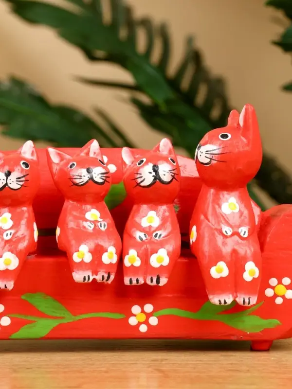 Сувенир Сувенир "Кошачье семейство" дерево 20х5х10 см, цв. красный