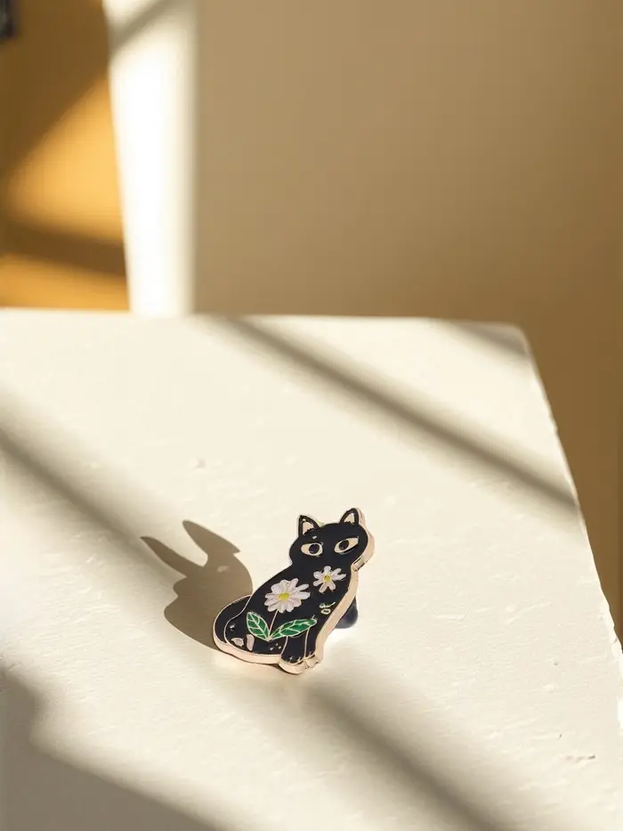 Значок &laquo;Кошка&raquo;, с ромашками, чёрный в золоте