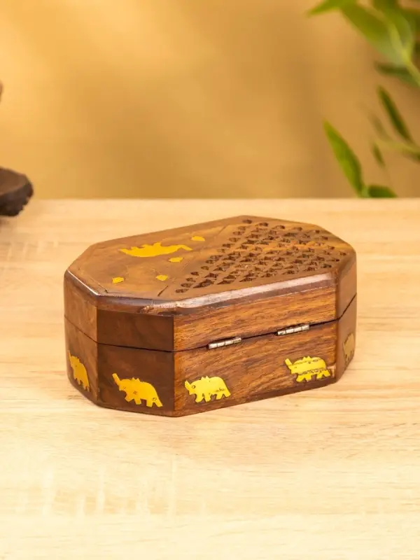 Шкатулка резная Шкатулка резная "Слоник в саду" 15х10х5 см, дерево шишам