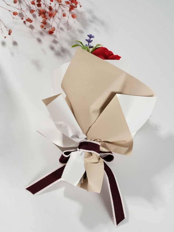 Букет из мыльных лепестков "Розы в подарочной упаковке" красный 6,9х13,7х20,5 см