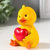 Сувенир полистоун лак "Жёлтый утёнок с красным сердцем" 6,5х6,2х9,5 см