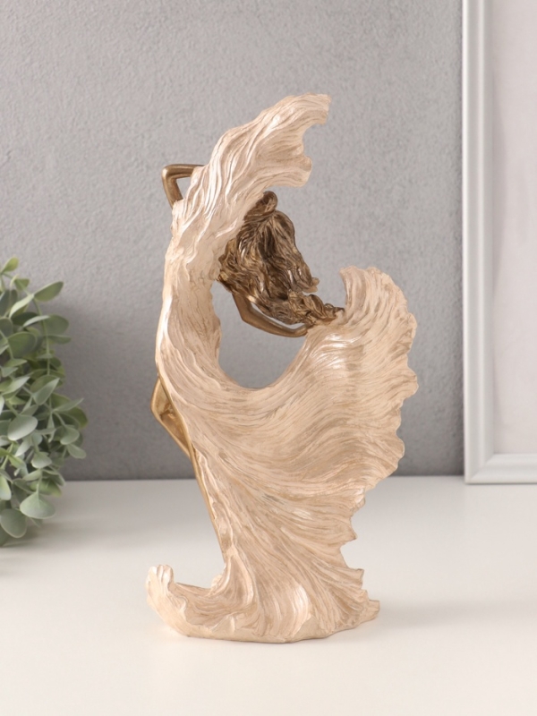 Сувенир полистоун  Сувенир полистоун "Лёгкость. Девушка в летящем платье" бежевый 16х9,5х31 см