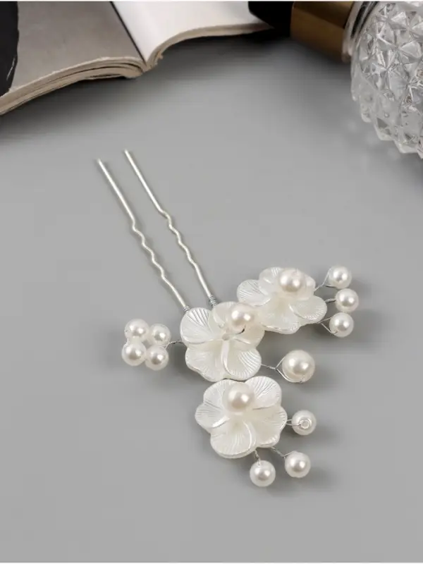 Шпилька для волос QF &laquo;Эмилия&raquo;, резные цветы шарики, 9&times;6 см, белая