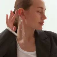 Серьга кафф без прокола &laquo;Цепь&raquo; длинная с капельками стекла, белая в серебре