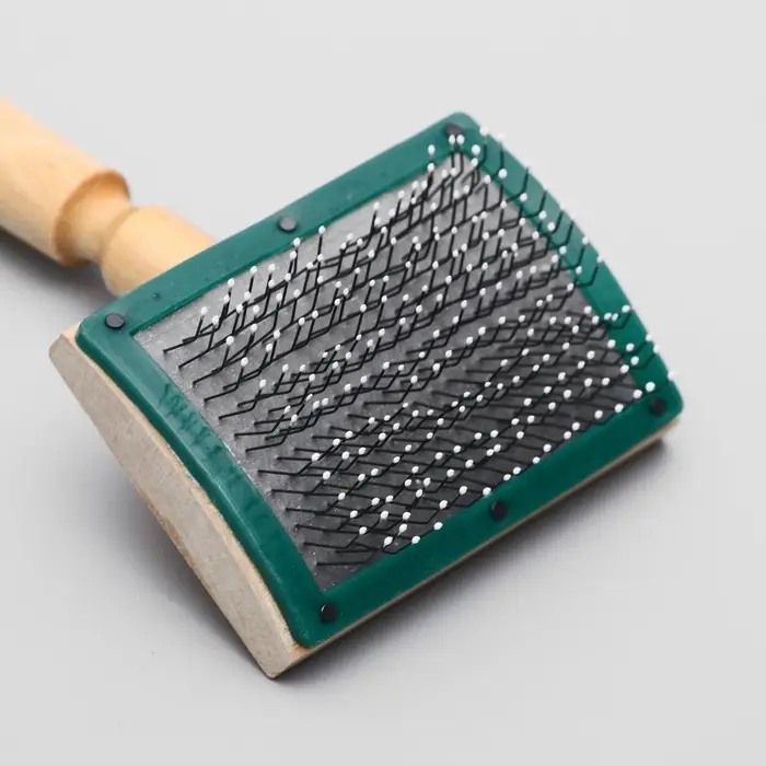 Щётка - пуходёрка, основание 70&times;50 мм, с каплями и рамкой, дерево