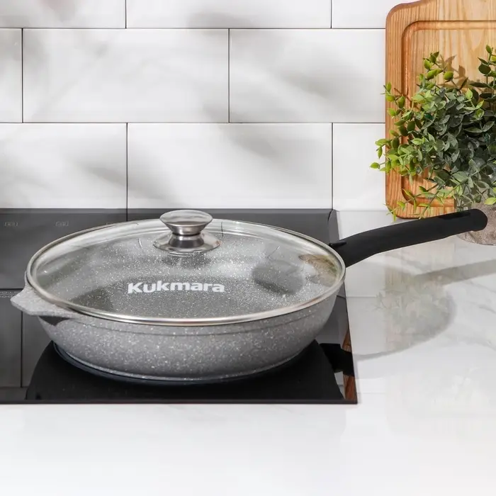 Сковорода KUKMARA &laquo;Мраморная&raquo;, d=26 см, стеклянная крышка, съёмная ручка, антипригарное покрытие, литой алюминий, серая