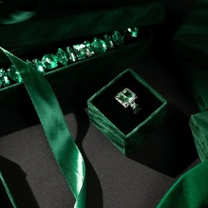 Коробочка подарочная под кольцо/серьги «Бархат», 5×5 (размер полезной части 4.2×4.2 см), зелёная, вставка чёрная Коробочка подарочная под кольцо/серьги «Бархат», 5×5 (размер полезной части 4.2×4.2 см), зелёная, вставка чёрная