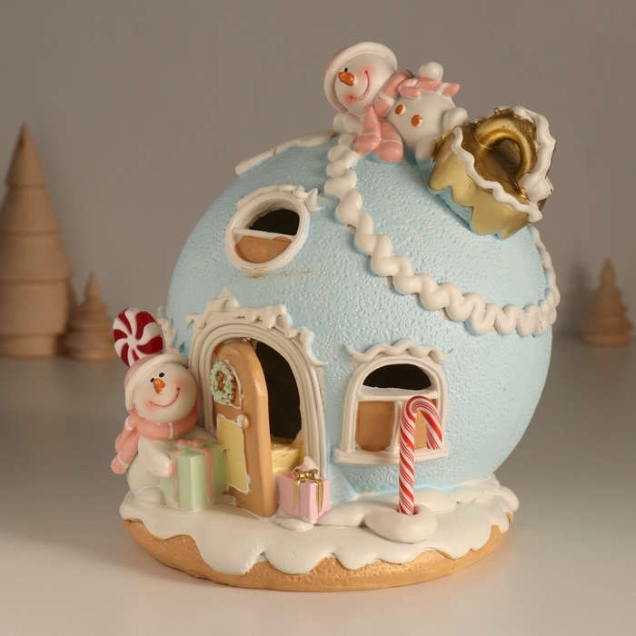 Сувенир полистоун свет Сувенир полистоун свет "Пряничный домик-елочный шар, со снеговиками" зефирный 17,5х16х18 см 103236