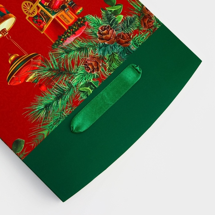 Новый год. Сумка-коробка подарочная новогодняя  Новый год. Сумка-коробка подарочная новогодняя "Паровозик", 23 х 16 х 11 см.