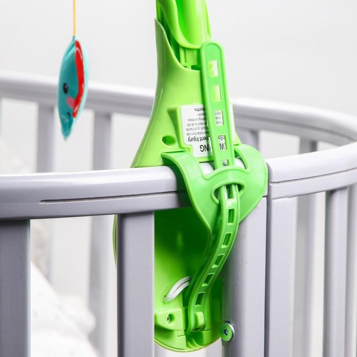 Мобиль музыкальный на кроватку «Тропический лес. Попугайчик», 3 игр., на батарейках, съемный муз.блок Мобиль музыкальный на кроватку «Тропический лес. Попугайчик», 3 игр., на батарейках, съемный муз.блок