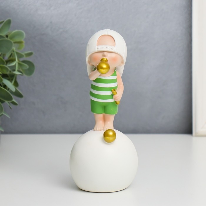Сувенир полистоун  Сувенир полистоун "Малыш в белой бейсболке, с золотым пузырём на шаре" 16х7х8 см
