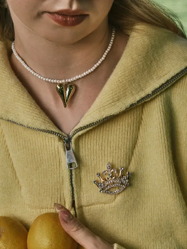 Брошь &laquo;Корона&raquo;, белая в золоте