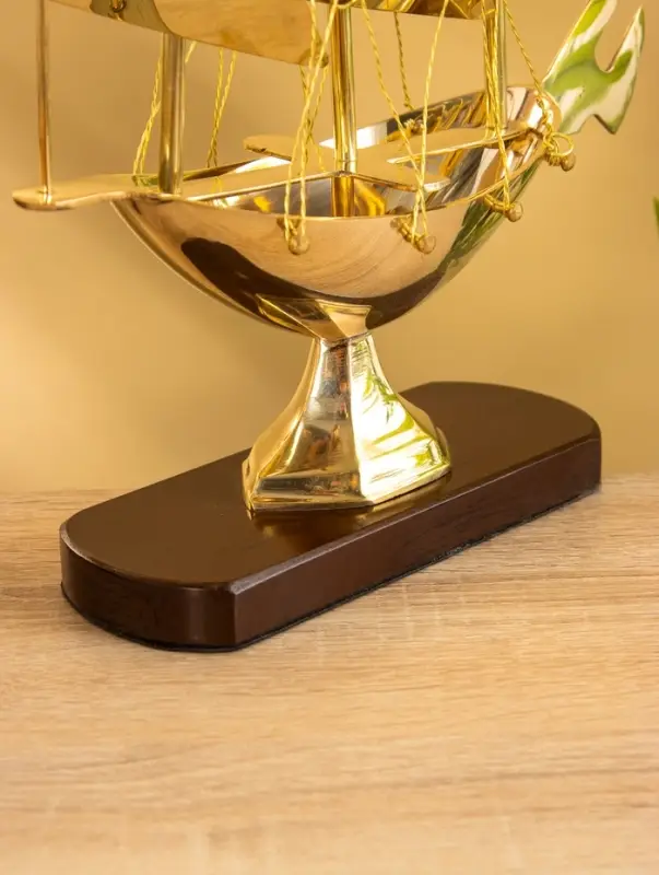 Корабль сувенирный, 26.5×9.5×31 см, латунь Корабль сувенирный, 26.5×9.5×31 см, латунь