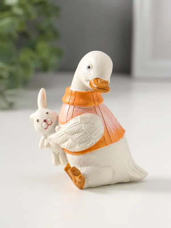 Сувенир полистоун "Белый утёнок в жилетке, с игрушкой-зайчиком" 9 см