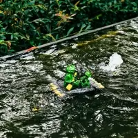 Садовая фигура 17 х 11 х 9,5 см "Лягушки на плоту" Водоплавающая Садовая фигура 17 х 11 х 9,5 см "Лягушки на плоту" Водоплавающая