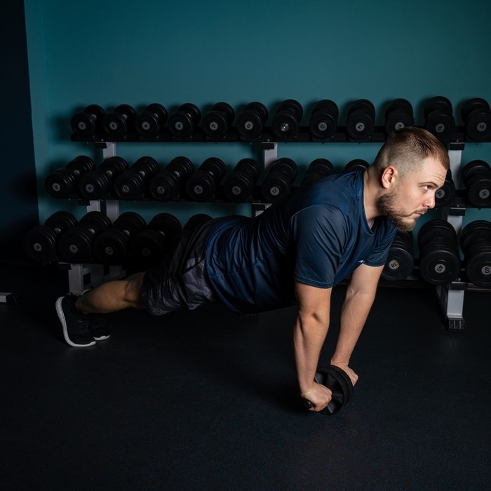 Ролик для пресса ONLYTOP, 31х17х17 см, с ковриком, цвет чёрный Ролик для пресса ONLYTOP, 31х17х17 см, с ковриком, цвет чёрный