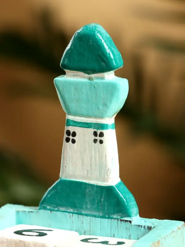 Календарь настольный &laquo;Маяк&raquo;, 7&times;4&times;11 см, дерево, бело-бирюзовый